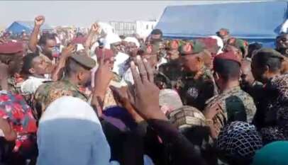 البرهان يصل الدبة ويتفقد المواطنين النازحين من الفاشر