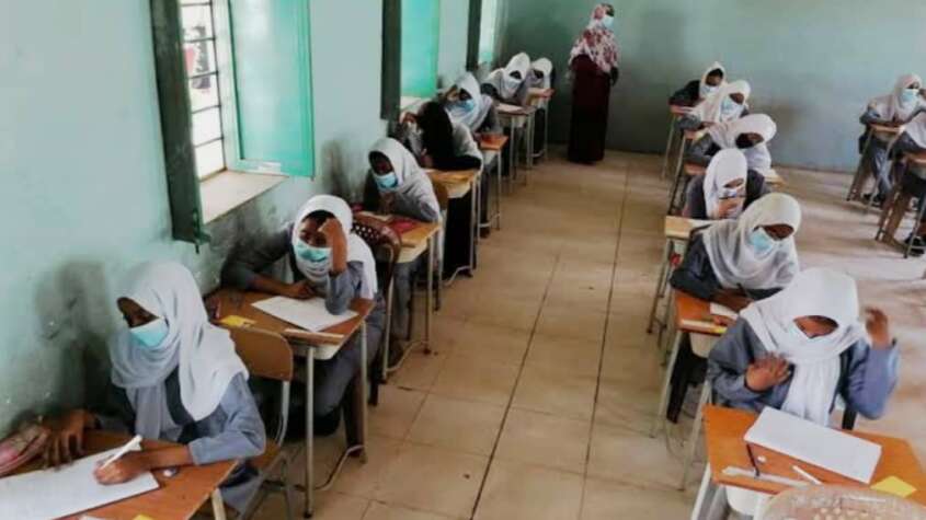 منع الدخول لقاعات الامتحانات لتقديم الخدمات