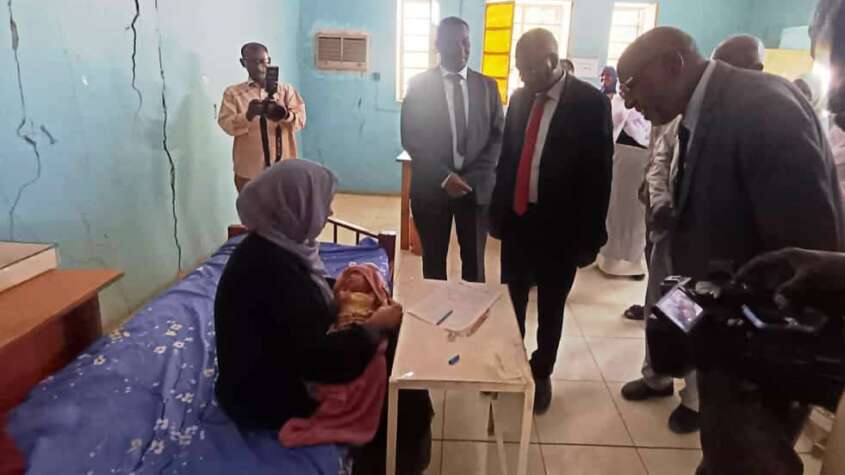 وكيل التربية يتبرع بمبلغ مليونى جنيه لطالبة تجلس للامتحان وهي تحمل طفلة وضعتها بالأمس بكسلا