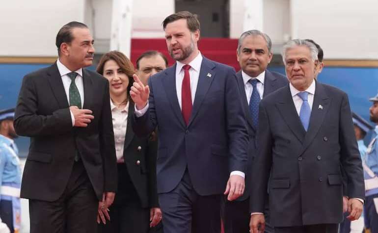 حرب إيران .. ترقب لجولة ثانية من المفاوضات وقوات أمريكية تهاجم سفينة إيرانية