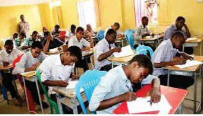 طالب يشرع في قتل مدير مركز الامتحان، عقب ضبطه في حالة غش