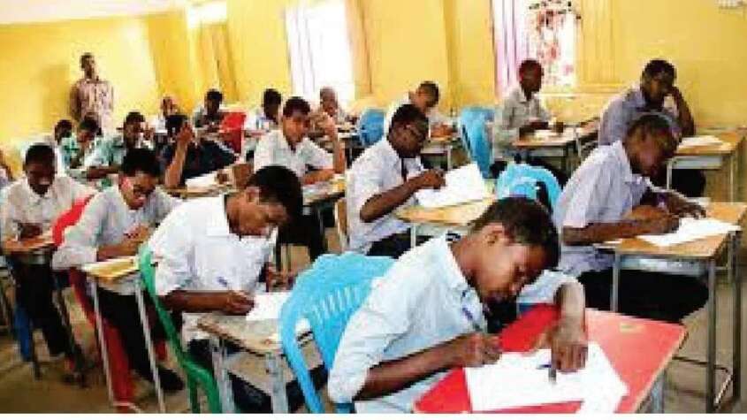 طالب يشرع في قتل مدير مركز الامتحان، عقب ضبطه في حالة غش