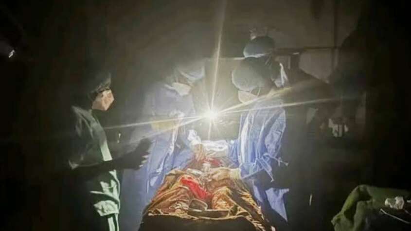 وفاة مريضة بكسلا أثناء عملية جراحية على ضوء الهواتف