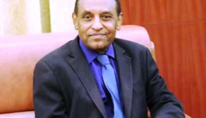 د. كامل ادريس : لا صحة لما يتردد حول اعفاء الموظفين العاملين بالدولة