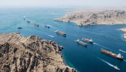 مضيق هرمز يشتعل: الجيش الإيراني يمنع مدمرات أمريكية ويستهدف سفينة بصواريخ