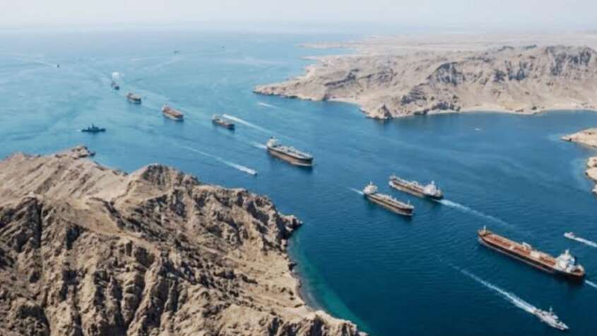 مضيق هرمز يشتعل: الجيش الإيراني يمنع مدمرات أمريكية ويستهدف سفينة بصواريخ