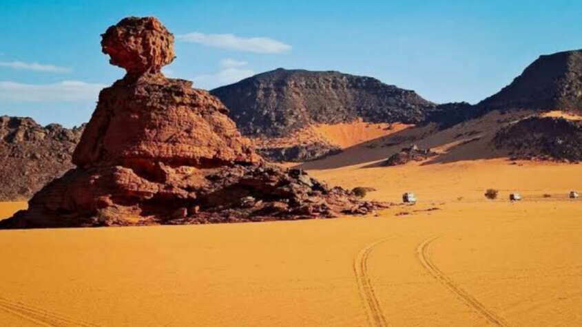 العثور على ١٤ شاباً من المعدنين تاهوا في الصحراء العثور على ١٤ شاباً من المعدنين تاهوا في الصحراء