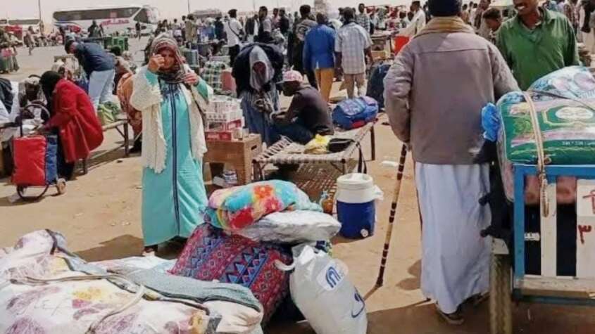 (١٠) آلاف سوداني عائد من مصر يعانون من كارثة انسانية في معبر أرقين الحدودي