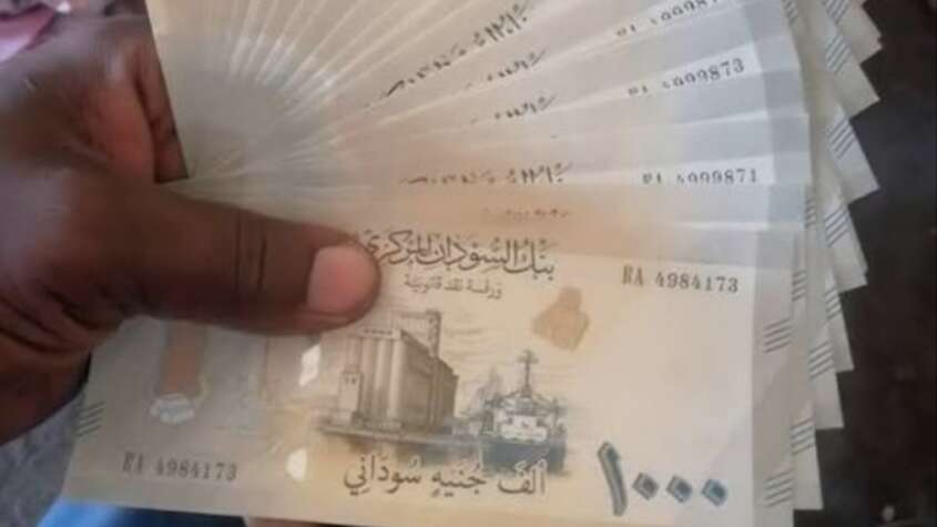 انهيار قياسي للجنيه السوداني يشعل الأسعار ويدفع آلاف الأسر للعودة من مصر انهيار قياسي للجنيه السوداني يشعل الأسعار ويدفع آلاف الأسر للعودة من مصر