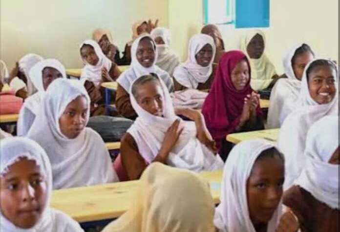 الناجحون من طلاب المتوسطة بولاية الجزيرة يبدأون الدراسة مباشرة بالمرحلة الثانوية اعتباراً من يوم غد الأحد