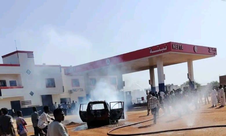إخماد حريق مفاجئ بمحطة للوقود بالمناقل إخماد حريق مفاجئ بمحطة للوقود بالمناقل