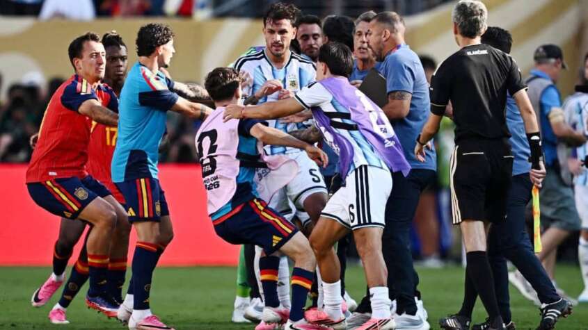 الفيفا : إيقافات جماعية وغرامات ضخمة إثر أحداث نهائي الأرجنتين وإسبانيا بكأس العالم الفيفا : إيقافات جماعية وغرامات ضخمة إثر أحداث نهائي الأرجنتين وإسبانيا بكأس العالم