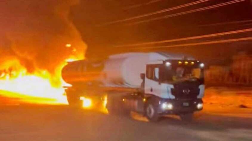 بعد أن إشتعلت فيها النيران .. سائق تانكر وقود ينقذ بحري من كارثة بعد أن إشتعلت فيها النيران .. سائق تانكر وقود ينقذ بحري من كارثة